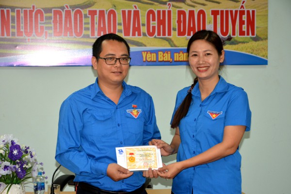  trao huy hiệu cho đoàn viên Nguyễn Khánh Hoàng - Kỹ thuật viên Khoa Hóa - Sinh, Bệnh viện Đa khoa tỉnh Yên Bái 